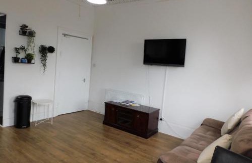 Paisley Apartment | Comfortable 4 bed Apt in Paisley Next to Station