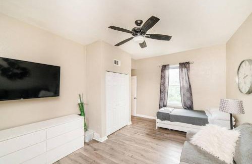 Manchester Apartment | Comfortable and Walkable - Off-Street Parking
