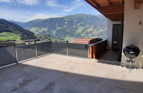 Gerlosbergeben Apartment | Comfortable apartment with large terrace and mountain views