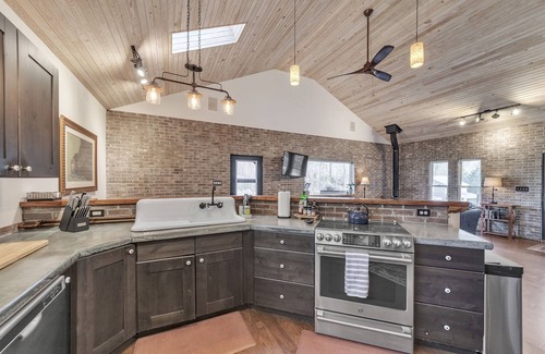 Hendersonville Cabin | Comfortable cabin near wineries~hiking~Hendersonville