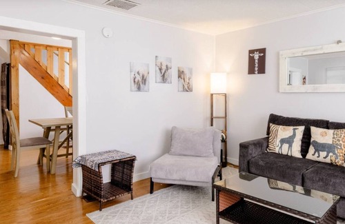 Auburn House | Comfortable, Central Auburn Stay – Ideal for Families, Standard crib sleeps 6