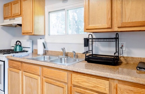 Auburn House | Comfortable, Central Auburn Stay – Ideal for Families, Standard crib sleeps 6