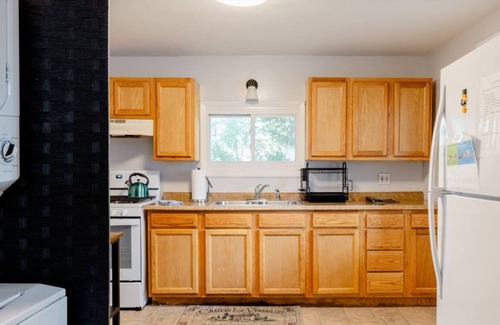 Auburn House | Comfortable, Central Auburn Stay – Ideal for Families, Standard crib sleeps 6