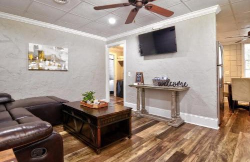 Statesboro House | Comfortable Cottage on the Blue Mile - Close to GSU!
