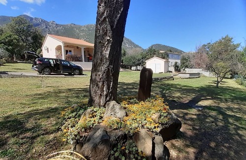 Santa-Maria-Poggio Villa | Comfortable detached house close to the beach with quiet garden