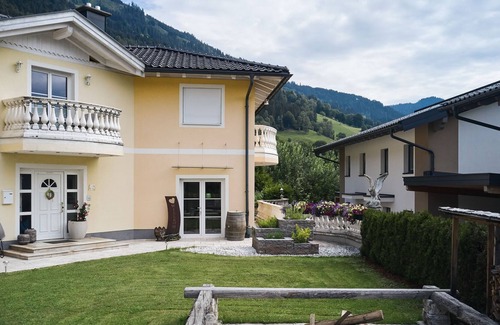 Goldegg House | Comfortable Holiday Home in Goldegg - Weng with Whirlpool