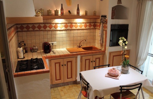 Maillane House | Comfortable holiday home screened in the center of Maillane