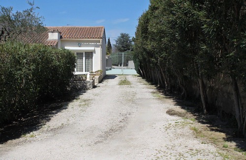 Maillane House | Comfortable holiday home screened in the center of Maillane