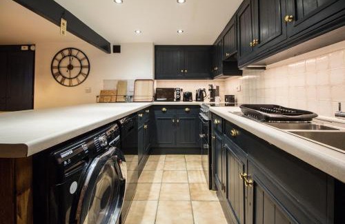 Brockholes House | Comfortable Holmfirth Home Near Trails and Town Sleeps 5