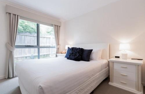 Newnham House | Comfortable Home 10 Minutes from Town - Wifi and Garage