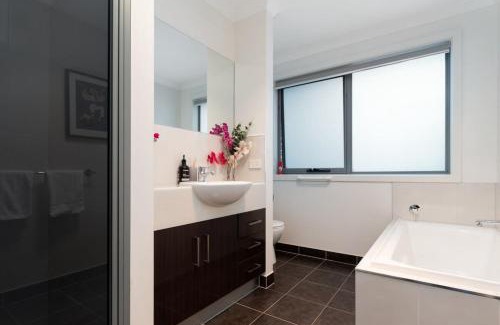 Newnham House | Comfortable Home 10 Minutes from Town - Wifi and Garage