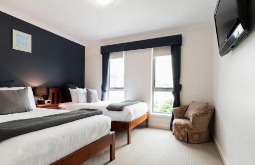 Newnham House | Comfortable Home 10 Minutes from Town - Wifi and Garage