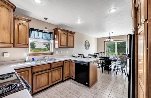 De Pere House | Comfortable Home Perfect for Families in Quiet Cul-de-Sac