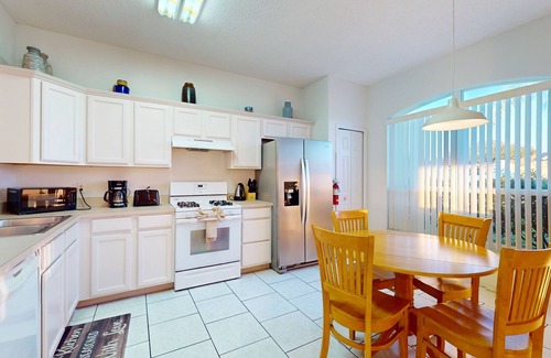 Esprit House | Comfortable home with solarium, pool & access to lake & Disney World