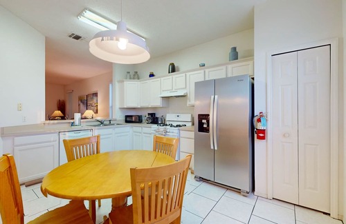 Esprit House | Comfortable home with solarium, pool & access to lake & Disney World