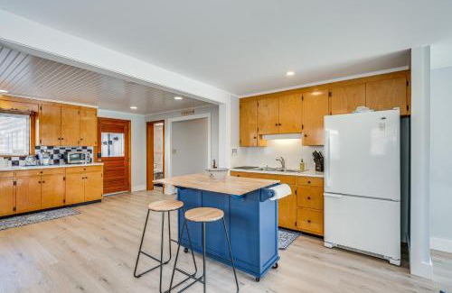 Lincoln House | Comfortable Lincoln Home Walk to Main Street!