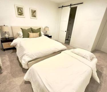 South Central Houston House | Comfortable Modern Home in Downtown Houston - Sleeps 10