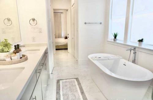 South Central Houston House | Comfortable Modern Home in Downtown Houston - Sleeps 10