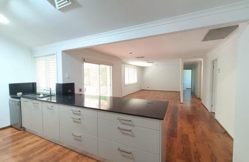Baulkham Hills House | Comfortable Queen Room in Baulkham Hills - BH2