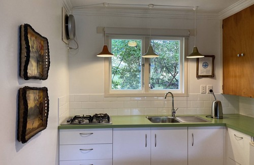 Ostend Cottage | Comfortable retro bach, close to everything