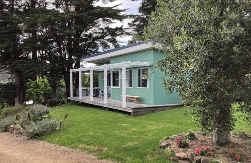 Ostend Cottage | Comfortable retro bach, close to everything