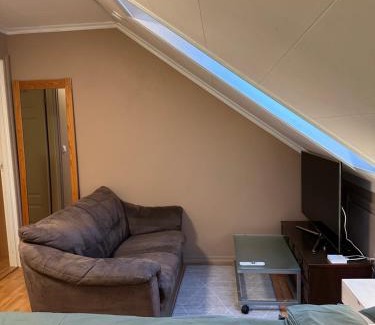 Osoyro House | Comfortable room - Double bed - Private bathroom - Free parking - Shared kitchen - Bus stop and store 2 min walk
