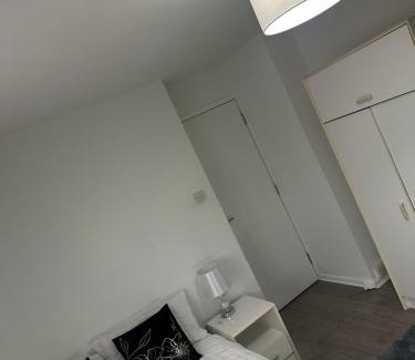 Basildon House | Comfortable Room Near Stacey's Corner Basildon