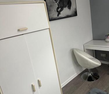 Basildon House | Comfortable Room Near Stacey's Corner Basildon