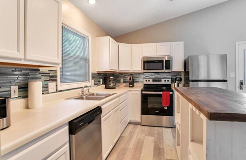 Royal Pines House | Comfortable South Asheville Townhome W/Hot Tub