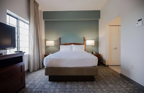 Highlands - Perkins Hotel | Comfortable Stay in Louisiana! Pets Allowed, Pool, Free Breakfast, Free Parking!