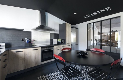 La Flotte Ski Chalet | Comfortable villa for 12 with a pool