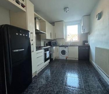 Doncaster House | Comfy 3 Bedroom Home Free Parking in Doncaster