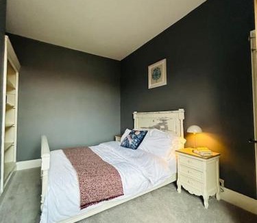 Doncaster House | Comfy 3 Bedroom Home Free Parking in Doncaster