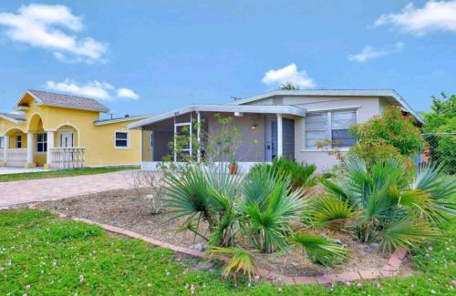 Naples Park House | Comfy 3 bedroom with parking & close to everything