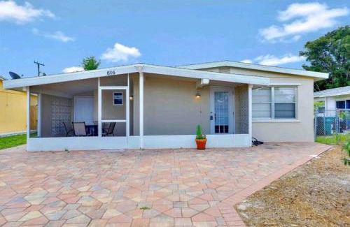 Naples Park House | Comfy 3 bedroom with parking & close to everything
