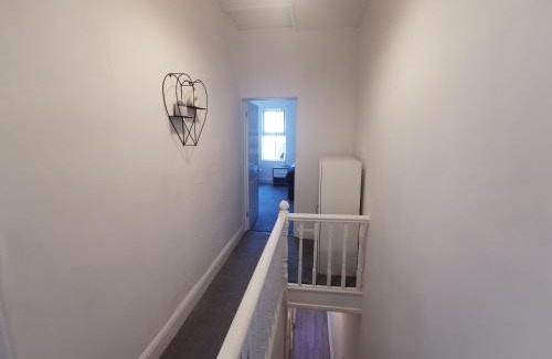 Birkenhead House | Comfy and Cozy 3 Bed house, free parking & Wifi
