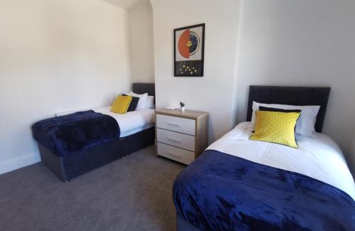 Birkenhead House | Comfy and Cozy 3 Bed house, free parking & Wifi