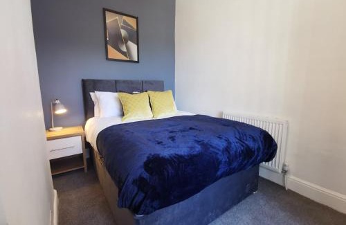 Birkenhead House | Comfy and Cozy 3 Bed house, free parking & Wifi