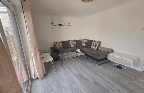 Slough Apartment | Comfy Apartment Near Shops & Station