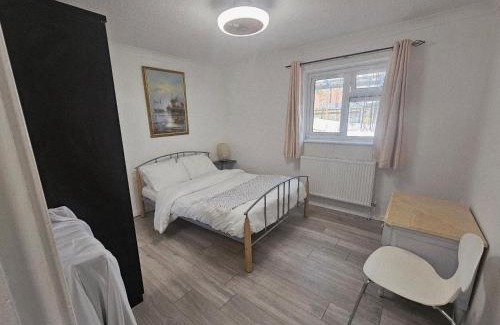 Slough Apartment | Comfy Apartment Near Shops & Station