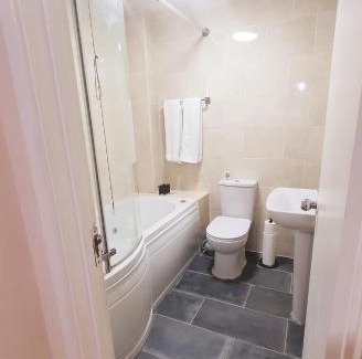 Slough Apartment | Comfy Apartment Near Shops & Station
