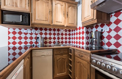 Les Almes Apartment | Comfy apt 6 ppl, close to slopes, balcony