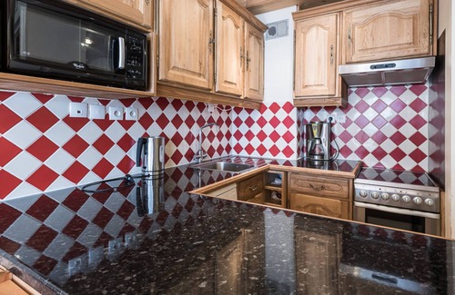Les Almes Apartment | Comfy apt 6 ppl, close to slopes, balcony