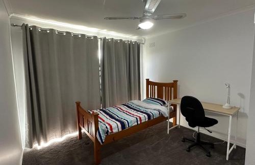 Grovedale House | Comfy bed quiet neighbourhood