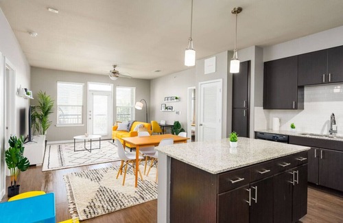 Alamo Heights Apartment | Comfy Chic King Bed Refreshing Office Desk w/Pool