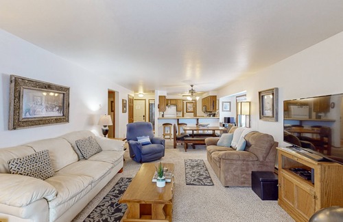 McCall Condo | Comfy condo by the lake with a shared pool - near skiing and downtown McCall