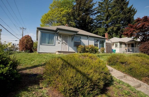 Montavilla House | Comfy & Cozy For The Professional & Family