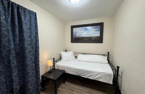 Downtown Niagara Falls House | Comfy Getaway, 5 Bed, Sleeps 9, walk to falls!