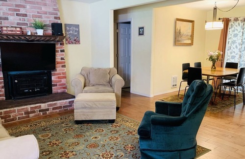 Minnehaha House | Comfy Kid Friendly Home + Quiet & Clean + Near I-5/SR500