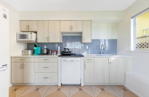 White Rock House | Comfy Marine Drive Guesthouse - Steps to the Beach